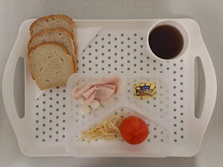 Śniadanie, dieta podstawowa: herbata czarna b/c -250ml, chleb graham - 70g (gluten, sezam), chleb pszenny – 30 (gluten), margaryna 60% tł -10g, ser mozzarella 30 g (mleko), wędlina z kurczaka 40 g (soja), kiełki fasoli mung 10 g, pomidor 80 g