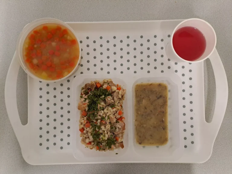 Obiad, dieta z ograniczeniem łatwo przyswajalnych węglowodanów: kompot owocowy b/c 250 ml, grochówka z ziemniakami 400 ml, (seler, mleko), kaszotto jęczmienne z warzywami z mięsem wieprzowym 350 g (seler, soja), sos pieczarkowy 80 ml (mleko, gluten)