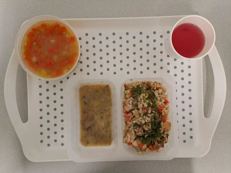 Obiad, dieta podstawowa: kompot owocowy b/c 250 ml, grochówka z ziemniakami 400 ml, (seler, mleko), kaszotto jęczmienne z warzywami z mięsem wieprzowym 350 g (seler, soja), sos pieczarkowy 80 ml (mleko, gluten)
