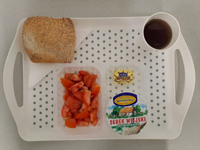 Śniadanie, dieta z ograniczeniem łatwo przyswajalnych węglowodanów: herbata czarna b/c -250ml, bułka graham-100g (gluten), margaryna 60% tł - 10g, serek wiejski 200 g 1 szt (mleko), sałatka z pomidorów i bazylii 100g