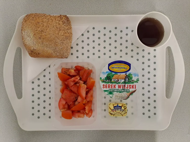 Śniadanie, dieta podstawowa: herbata czarna b/c -250ml, bułka graham-100g (gluten), margaryna 60% tł - 10g, serek wiejski 200 g 1 szt (mleko), sałatka z pomidorów i bazylii 100g