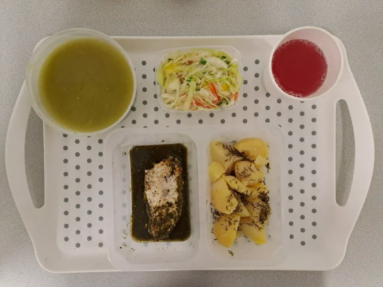 Obiad, dieta z ograniczeniem łatwo przyswajalnych węglowodanów: kompot owocowy b/c 250 ml, zupa krem z zielonego groszku z grzankami 400 ml (gluten, seler, mleko), filet z piersi kurczaka pieczony w marynacie jogurtowo – ziołowej 80 g (mleko), sos szpinakowy 80ml (gluten, mleko), ziemniaki gotowane z koperkiem 200 g, surówka z papryki 150 g (mleko)