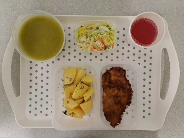 Obiad, dieta podstawowa: kompot owocowy b/c 250 ml, zupa krem z zielonego groszku z grzankami 400 ml (gluten, seler, mleko) filet z piersi kurczaka smażony w cieście naleśnikowym 110 g (jaja, gluten, mleko), ziemniaki gotowane z koperkiem 200 g, surówka z papryki 150 g (mleko)
