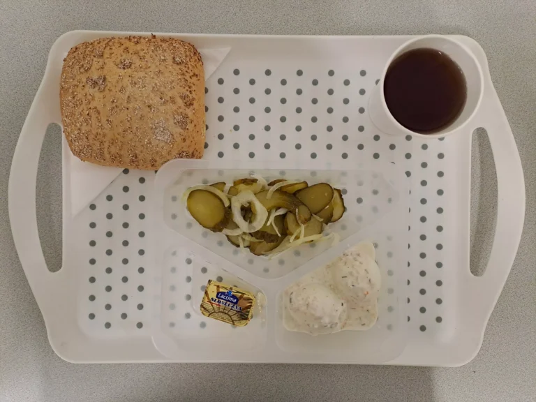 Śniadanie, dieta podstawowa: herbata czarna b/c-250ml, bułka graham-100g (gluten), margaryna 60% tł - 10 g, jajko gotowane 2 szt. 100 g (jaja), sos tatarski 30 g (gorczyca, mleko), sałatka z ogórka kiszonego i cebuli 100 g