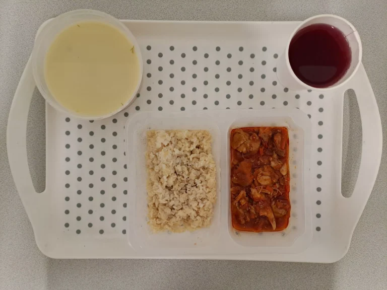 Obiad, dieta z ograniczeniem łatwo przyswajalnych węglowodanów: kompot owocowy b/c 250ml, zupa ogórkowa z ziemniakami 400 ml (mleko, seler), leczo z mięsem drobiowym 200 g, ryż na sypko brązowy 200 g
