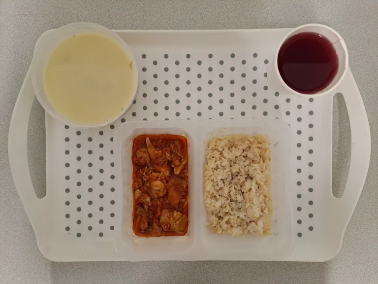 Obiad, dieta podstawowa: kompot owocowy b/c 250ml, zupa ogórkowa z ziemniakami 400 ml (mleko, seler), leczo z mięsem drobiowym 200 g, ryż na sypko brązowy 200 g
