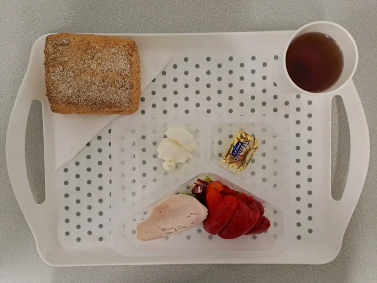 Śniadanie, dieta podstawowa: herbata czarna b/c -250ml, bułka graham-100g (gluten), margaryna 60% tł 10 g, wędlina z indyka 60 g (soja), serek kanapkowy 20 g (mleko), mix sałat 10 g, papryka konserwowa 80 g