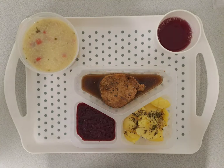 Obiad, dieta z ograniczeniem łatwo przyswajalnych węglowodanów: kompot owocowy b/c 250ml, krupnik jęczmienny z warzywami 400ml (mleko, seler, gluten), sztuka mięsa z szynki wp, pieczona 80 g, sos kminkowy 50 g (gluten, mleko), ziemniaki gotowane z koperkiem 200 g, buraczki zasmażane 150 g