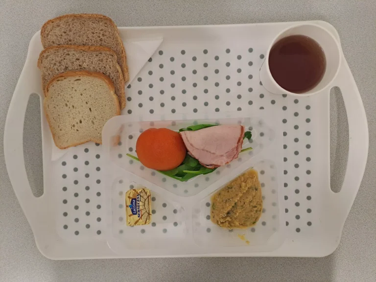 Śniadanie, dieta podstawowa: herbata czarna b/c -250ml, chleb graham - 70g (gluten, sezam), chleb pszenny – 30g (gluten), margaryna 60% tł -10g, pasta z ciecierzycy z drobno krojonym ogórkiem kiszonym i koperkiem 50 g, polędwica sopocka 30 g (soja), szpinak liście 10 g, pomidor 80 g