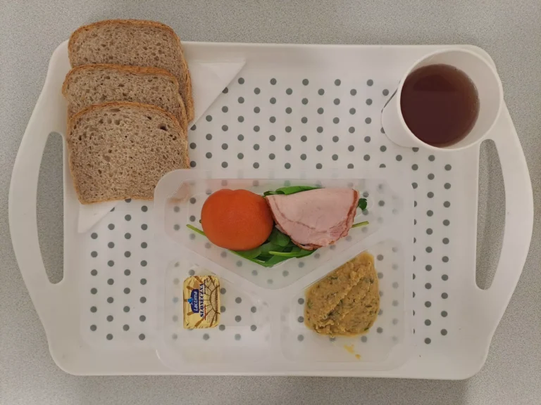 Śniadanie, dieta z ograniczeniem łatwo przyswajalnych węglowodanów: herbata czarna b/c -250ml, chleb graham - 70g (gluten, sezam), margaryna 60% tł -10g, pasta z ciecierzycy z drobno krojonym ogórkiem kiszonym i koperkiem 50 g, polędwica sopocka 30 g (soja), szpinak liście 10 g, pomidor 80  g