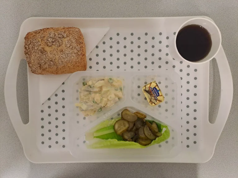 Śniadanie, dieta z ograniczeniem łatwo przyswajalnyh węglowodanów: herbata czarna b/c -250ml, bułka graham - 100g (gluten), margaryna 60% tł - 10g, sałatka śledziowa z jajkiem i groszkiem 150 g (ryba, mleko), ogórek konserwowy 80 g (gorczyca), sałata rzymska 20 g