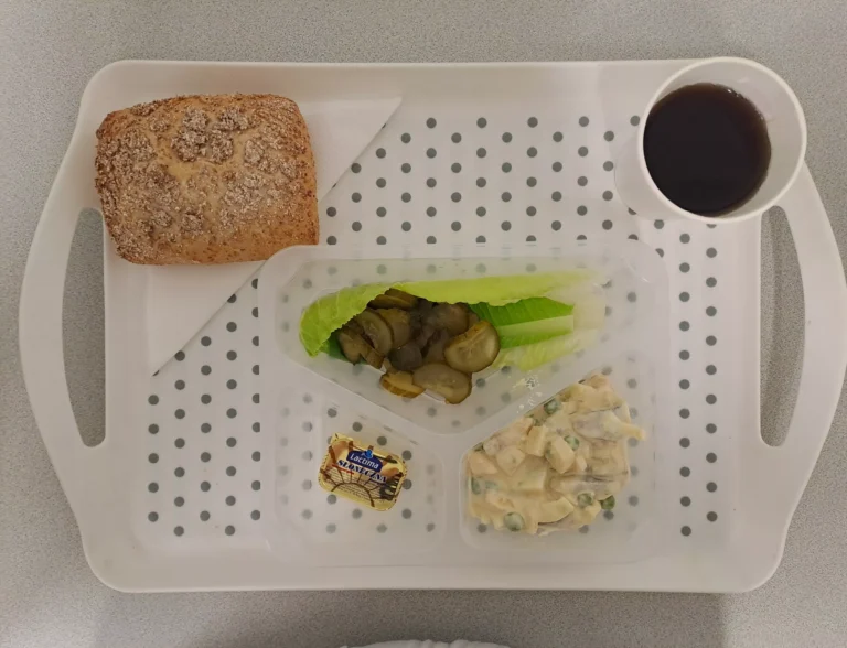 Śniadanie, dieta podstawowa: herbata czarna b/c -250ml, bułka graham-100g (gluten), margaryna 60% tł -10g, sałatka śledziowa z jajkiem i groszkiem 150 g (ryba, mleko), ogórek konserwowy 80 g (gorczyca), sałata rzymska 20 g