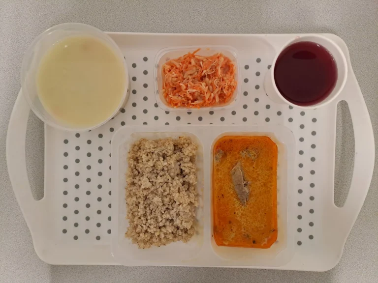 Obiad, dieta z ograniczeniem łatwo przyswjalanych węglowodanów: kompot owocowy b/c 250ml, kalafiorowa z ziemniakami 400ml (seler, mleko), mięso z udźca indyka pieczone 80 g, sos pieczarkowy 50 ml (gluten, mleko), kasza jęczmienna 200 g (gluten), surówka z marchwi, selera i jabłka z jogurtem 150 g (seler, mleko)