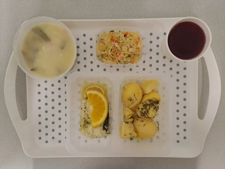 Obiad, dieta z ograniczeniem łatwo przyswajalnych węglowodnaów: kompot owocowy b/c 250 ml, zupa jarzynowa z ryżem 400 ml (seler, mleko), miruna pieczona z cytryną i koperkiem 90 g (ryba), ziemniaki gotowane z koprem 200 g, surówka z kapusty kiszonej 150 g.