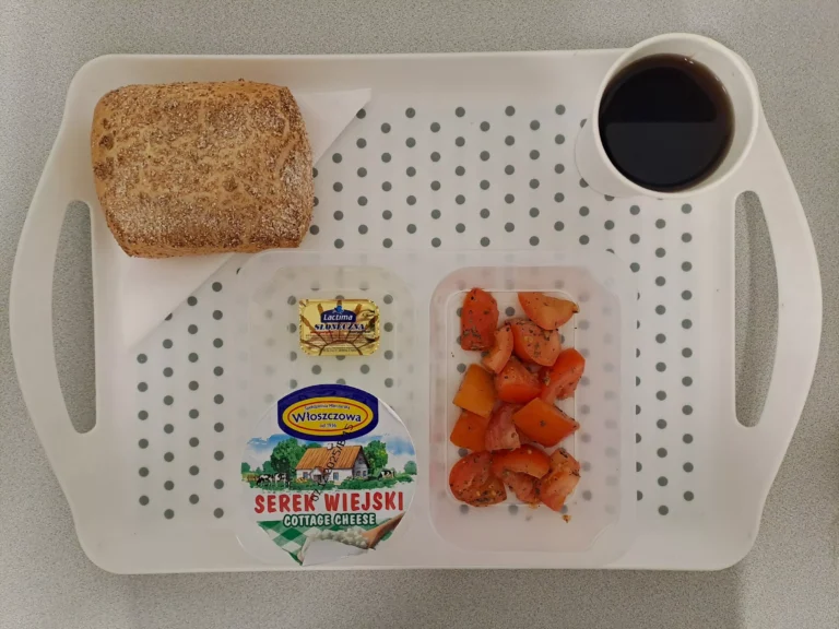 Śniadanie, dieta z ograniczeniem łatwo przyswajalnych węglowodnaów: herbata czarna b/c 250 ml, bułka graham 100 g (gluten), margaryna 60% tł. 10 g, serek wiejski 200 g 1 szt. (mleko), sałatka z pomidora i bazylii 100 g