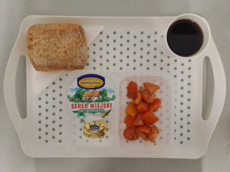 Śniadanie, dieta podstawowa: herbata czarna b/c 250 ml, bułka graham 100 g (gluten), margaryna 60% tł. 10 g, serek wiejski 200 g 1 szt. (mleko), sałatka z pomidora i bazylii 100 g