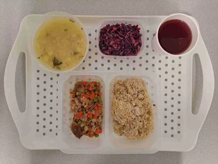 Obiad: dieta z ograniczeniem łatwoprzyswajalnych węglowodanów 

kompot owocowy b/c 250ml, selerowa z ziemniakami 400 m, (seler, mleko), gulasz z indyka 150 g (gluten), kasza jęczmienna 200 g (gluten), colesław z czerwonej kapusty 150 g (mleko)