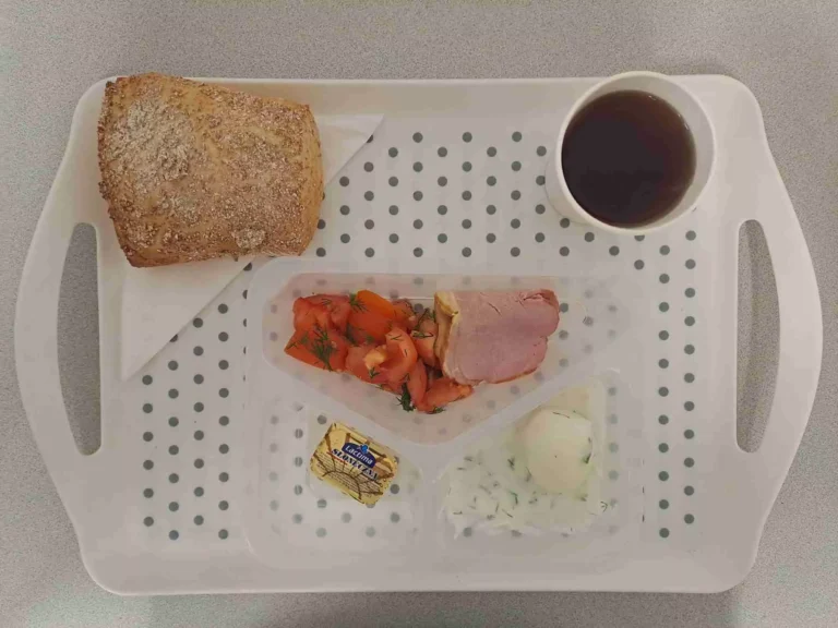 Śniadanie: dieta z ograniczeniem łatwoprzyswajalnych węglowodanów

herbata czarna b/c -250ml, bułka graham-100g (gluten), margaryna 60% tł -10g, jajko gotowane 1 szt 50 g (jaja), sos jogurtowo – koperkowy 20 g (mleko), schab pieczony 30 g (soja), sałatka z pomidorów i cebuli z koperkiem 100g