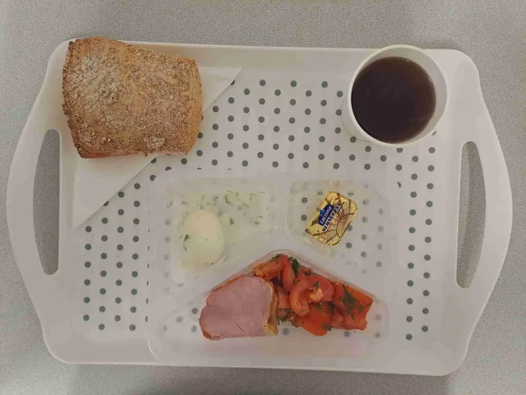 Śniadanie: dieta podstawowa

herbata czarna b/c -250ml, bułka graham-100g (gluten), margaryna 60% tł -10g, jajko gotowane 1 szt 50 g (jaja), sos jogurtowo – koperkowy 20 g (mleko), schab pieczony 30 g (soja), sałatka z pomidorów i cebuli z koperkiem 100g