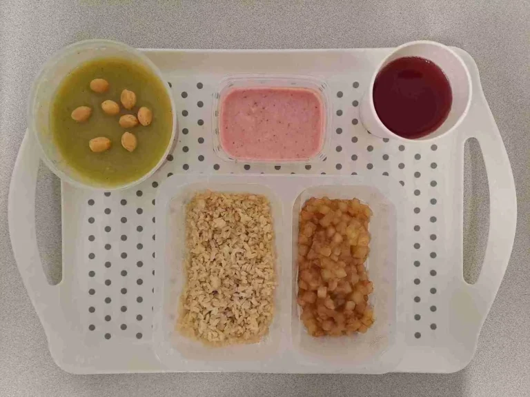 Obiad: dieta z ograniczeniem łatwoprzyswajalnych węglowodanów 

kompot owocowy b/c 250 ml, zupa krem z brokuła z groszkiem ptysiowym 400ml (mleko, seler, gluten), ryż brązowy zapiekany z jabłkami i cynamonem 350 g (mleko), mus truskawkowy z słodzikiem 100 ml (mleko)