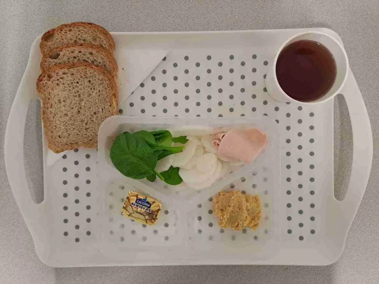 Śniadanie: dieta z ograniczeniem łatwoprzyswajalnych węglowodanów

herbata czarna b/c -250ml, chleb graham - 100g (gluten, sezam), margaryna 60% tł - 10g, wędlina z kurczaka 30 g (soja), hummus 50 g (sezam), szpinak liście 10 g, rzodkiew biała 80 g