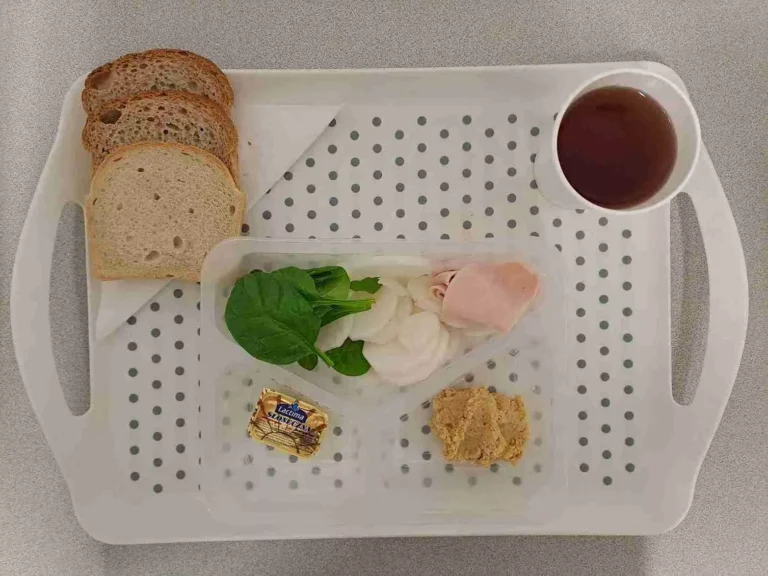 Śniadanie: dieta podstawowa

herbata czarna b/c -250ml, chleb graham - 70g (gluten, sezam), chleb pszenny – 30 (gluten), margaryna 60% tł - 10g, wędlina z kurczaka 30 g (soja), hummus 50 g (sezam), szpinak liście 10 g, rzodkiew biała 80 g