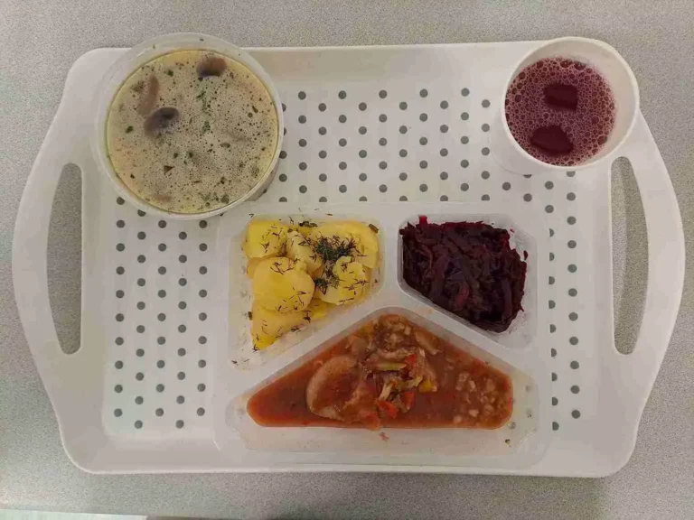 Obiad: dieta z ograniczeniem łatwoprzyswajalnych węglowodanów 

kompot owocowy b/c 250 ml, pieczarkowa z makaronem 400 ml (seler, gluten, jaja, mleko), filet z kurczaka zapiekany z brokułem, papryką i mozzarellą 120 g (gluten, mleko), sos pomidorowy 50 ml (gluten, mleko), ziemniaki gotowane z koperkiem 200 g, buraczki gotowane 150 g