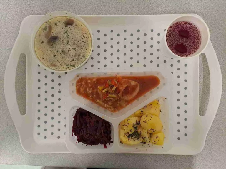 Obiad: dieta podstawowa

kompot owocowy b/c 250 ml, pieczarkowa z makaronem 400 ml (seler, gluten, jaja, mleko), filet z kurczaka zapiekany z brokułem, papryką i mozzarellą 120 g (gluten, mleko), sos pomidorowy 50 ml (gluten, mleko), ziemniaki gotowane z koperkiem 200 g, buraczki gotowane 150 g