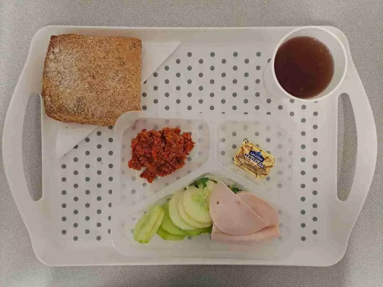 Śniadanie: dieta z ograniczeniem łatwoprzyswajalnych węglowodanów

herbata czarna b/c -250m, bułka graham-100g (gluten), margaryna 60% tł - 10g, pasta z włoszczyzny z koncentratem pomidorowym 50 g (seler), wędlina z indyka 30 g (soja), mix sałat 10 g, ogórek świeży b/s 80 g