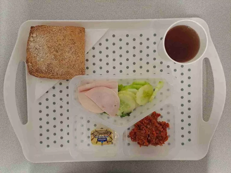 Śniadanie: dieta podstawowa

herbata czarna b/c -250m, bułka graham-100g (gluten), margaryna 60% tł - 10g, pasta z włoszczyzny z koncentratem pomidorowym 50 g (seler), wędlina z indyka 30 g (soja), mix sałat 10 g, ogórek świeży b/s 80 g