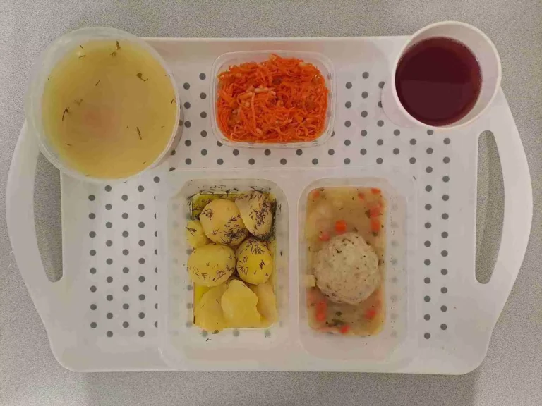 Obiad: dieta z ograniczeniem łatwoprzyswajalnych węglowodanów 

kompot owocowy b/c 250ml, koperkowa z ryżem 400 ml, (seler, mleko), klopsiki drobiowe 80 g (gluten, jaja), sos jarzynowy 50 ml (mleko, gluten, seler), ziemniaki gotowane z kop. 200 g, surówka z marchwi i jabłka 150 g