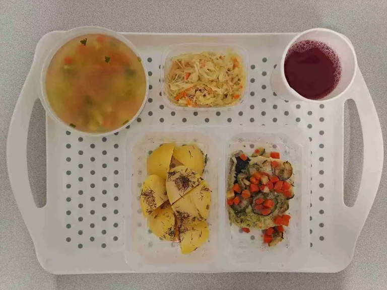 Obiad: dieta z ograniczeniem łatwoprzyswajalnych węglowodanów 

kompot owocowy b/c 250ml, ogórkowa z ziemniakami 400 ml, (mleko, seler), sos boloński z mięsem drobiowym 150 g, (gluten), makaron pełnoziarnisty 200 g (jaja,gluten), mix warzyw gotowanych (marchew, kalafior, brokuł) 150 g
