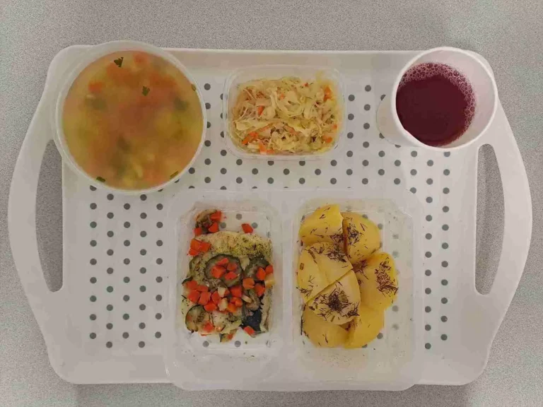 Obiad: dieta podstawowa

kompot owocowy b/c 250ml, ogórkowa z ziemniakami 400 ml, (mleko, seler), sos boloński z mięsem drobiowym 150 g, (gluten), makaron pełnoziarnisty 200 g (jaja,gluten), mix warzyw gotowanych (marchew, kalafior, brokuł) 150 g