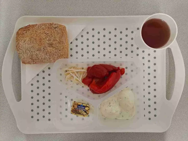 Śniadanie: dieta z ograniczeniem łatwoprzyswajalnych węglowodanów

herbata czarna b/c -250ml, bułka graham-100g (gluten), margaryna 60% tł 10 g, pasztet drobiowy 40 g (jaja, gluten, seler), serek wiejski 40 g (mleko), sałata rzymska 20 g, ogórek świeży b/s 80 g