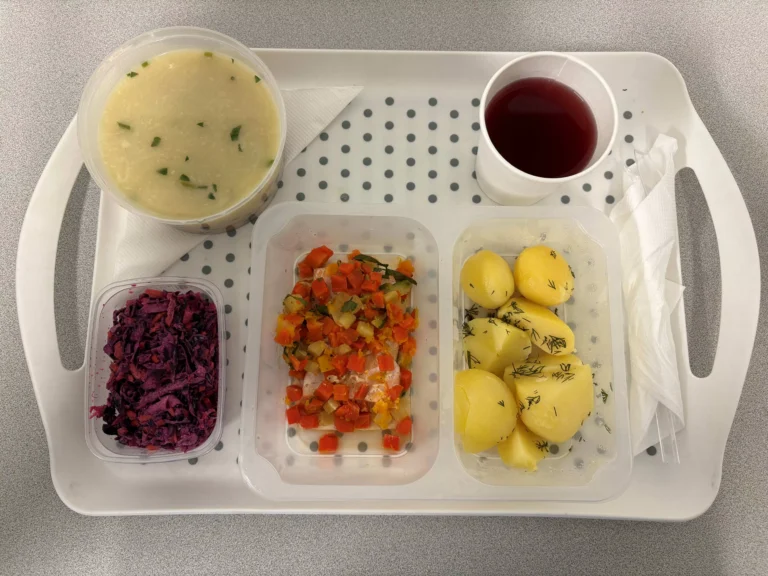 Obiad, dieta z ograniczeniem łatwo przyswajalnych węglowodanów: kompot owocowy b/c 250ml, krupnik jęczmienny z warzywami 400 ml (gluten, mleko), łosoś na parze z warzywami, (włoszczyzna kostka, dynia, cukinia) 100 g (ryba, seler), ziemniaki gotowane z koperkiem 200 g, surówka z kapusty czerwonej 150 g (mleko) Obiad, dieta z ograniczeniem łatwo przyswajalnych węglowodanów: kompot owocowy b/c 250ml, krupnik jęczmienny z warzywami 400 ml (gluten, mleko), łosoś na parze z warzywami, (włoszczyzna kostka, dynia, cukinia) 100 g (ryba, seler), ziemniaki gotowane z koperkiem 200 g, surówka z kapusty czerwonej 150 g (mleko)