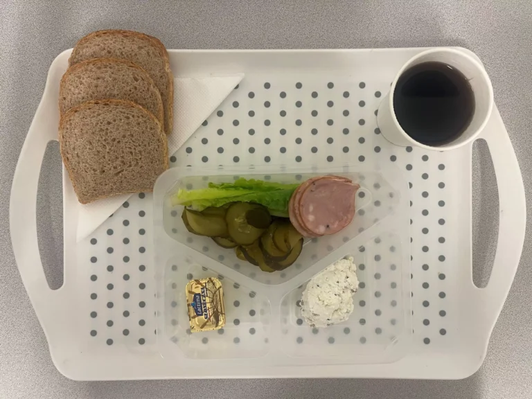 Śniadanie, dieta z ograniczeniem łatwo przyswajalnych węglowodanów: herbata czarna b/c -250ml, chleb graham - 100g (gluten, sezam), margaryna 60% tł -10g, pasta twarogowa z czarnuszką i prażonym słonecznikiem 50 g (mleko), kiełbasa krakowska 30 g (soja), sałata rzymska 20 g, ogórek kiszony 80 g  