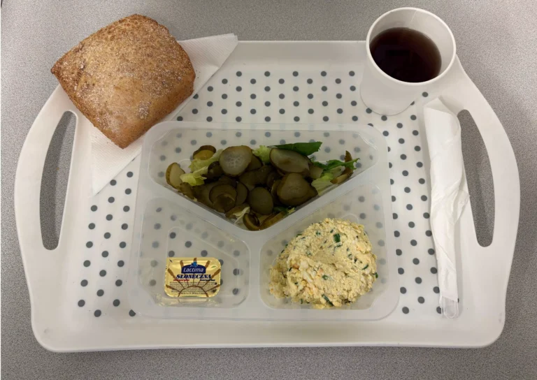 Śniadanie, dieta z ograniczeniem łatwo przyswajalnych węglowodanów: herbata czarna b/c -250ml, bułka graham-100g (gluten), margaryna 60% tł -10g, pasta z jaj z szczypiorkiem 80 g (jaja, mleko), mix sałat 20 g, ogórek kiszony 80g Śniadanie, dieta z ograniczeniem łatwo przyswajalnych węglowodanów: herbata czarna b/c -250ml, bułka graham-100g (gluten), margaryna 60% tł -10g, pasta z jaj z szczypiorkiem 80 g (jaja, mleko), mix sałat 20 g, ogórek kiszony 80g