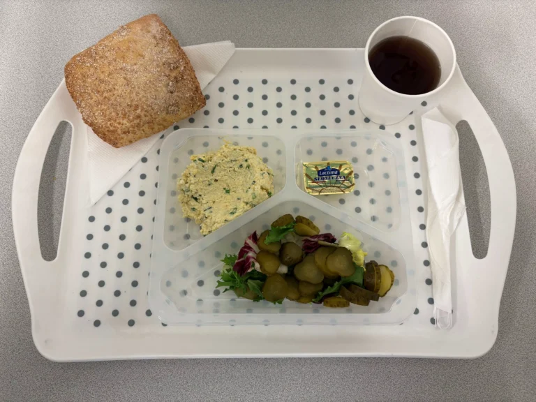 Śniadanie, dieta podstawowa: herbata czarna b/c -250ml, bułka graham-100g (gluten), margaryna 60% tł. -10g, pasta z jaj z szczypiorkiem 80 g (jaja, mleko), mix sałat 20 g, ogórek kiszony 80g Śniadanie, dieta podstawowa: herbata czarna b/c -250ml, bułka graham-100g (gluten), margaryna 60% tł. -10g, pasta z jaj z szczypiorkiem 80 g (jaja, mleko), mix sałat 20 g, ogórek kiszony 80g