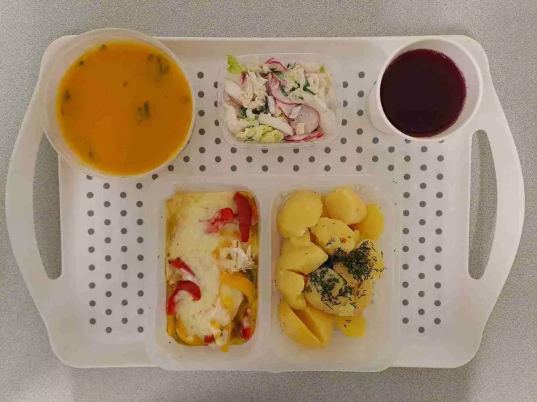 Obiad: dieta z ograniczeniem łatwoprzyswajalnych węglowodanów
kompot owocowy b/c 250 ml, krem z dyni z grzankami 400 ml (mleko, gluten, jaja, seler), pierś z kurczaka zapiekana z papryką i mozzarellą 110 g (mleko), sos koperkowy 80ml (mleko, gluten), ziemniaki gotowane z koperkiem 200 g, Surówka z kapusty pekińskiej i rzodkiewki 150 g Obiad: dieta z ograniczeniem łatwoprzyswajalnych węglowodanów
kompot owocowy b/c 250 ml, krem z dyni z grzankami 400 ml (mleko, gluten, jaja, seler), pierś z kurczaka zapiekana z papryką i mozzarellą 110 g (mleko), sos koperkowy 80ml (mleko, gluten), ziemniaki gotowane z koperkiem 200 g, Surówka z kapusty pekińskiej i rzodkiewki 150 g