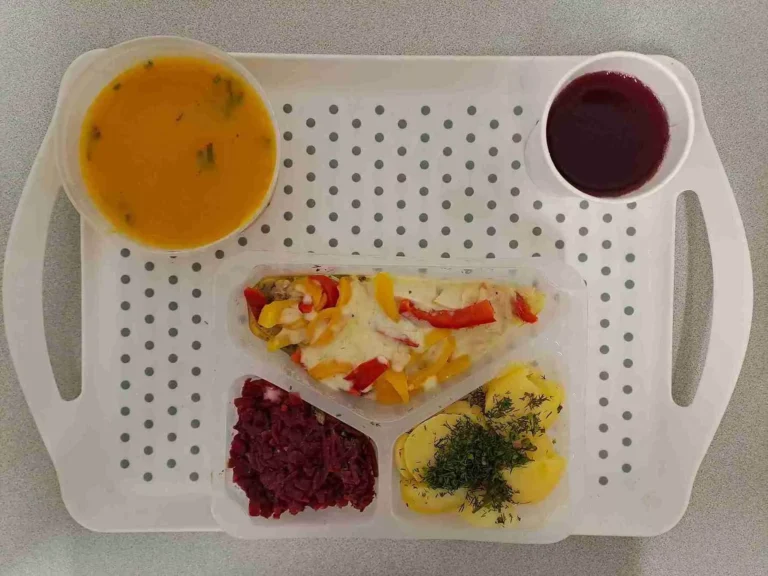 Obiad: dieta podstawowa
kompot owocowy b/c 250 ml, krem z dyni z grzankami 400 ml (mleko, gluten, jaja, seler), pierś z kurczaka zapiekana z papryką i mozzarellą 110 g (mleko), sos koperkowy 80ml (mleko, gluten), ziemniaki gotowane z koperkiem 200 g, buraczki gotowane 150 g Obiad: dieta podstawowa
kompot owocowy b/c 250 ml, krem z dyni z grzankami 400 ml (mleko, gluten, jaja, seler), pierś z kurczaka zapiekana z papryką i mozzarellą 110 g (mleko), sos koperkowy 80ml (mleko, gluten), ziemniaki gotowane z koperkiem 200 g, buraczki gotowane 150 g