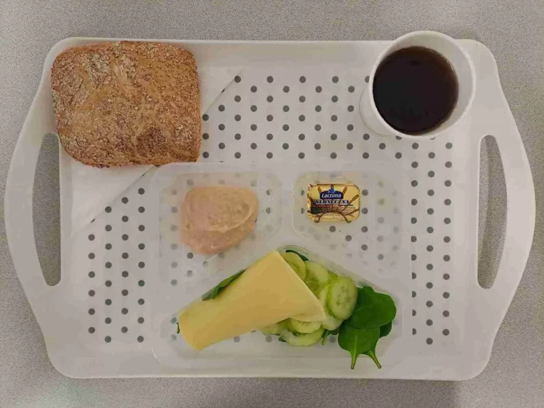 Śniadanie: dieta z ograniczeniem łatwoprzyswajalnych węglowodanów
herbata czarna b/c -250ml, bułka graham-100g (gluten), margaryna 60% tł -10g, ser żółty 40 g (mleko), smalczyk z fasoli 40 g, szpinak liście 10 g, ogórek świeży 80 g Śniadanie: dieta z ograniczeniem łatwoprzyswajalnych węglowodanów
herbata czarna b/c -250ml, bułka graham-100g (gluten), margaryna 60% tł -10g, ser żółty 40 g (mleko), smalczyk z fasoli 40 g, szpinak liście 10 g, ogórek świeży 80 g