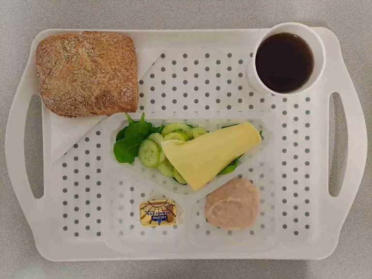 Śniadanie: dieta podstawowa
herbata czarna b/c -250ml, bułka graham-100g (gluten), margaryna 60% tł -10g, ser żółty 40 g (mleko), smalczyk z fasoli 40 g, szpinak liście 10 g, ogórek świeży 80 g Śniadanie: dieta podstawowa
herbata czarna b/c -250ml, bułka graham-100g (gluten), margaryna 60% tł -10g, ser żółty 40 g (mleko), smalczyk z fasoli 40 g, szpinak liście 10 g, ogórek świeży 80 g