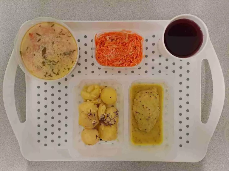 Obiad: dieta z ograniczeniem łatwoprzyswajalnych węglowodanów 

kompot owocowy b/c 250 ml, zupa jarzynowa z ryżem 400ml (seler, mleko), zrazik wieprzowy mielony pieczony 80 g (jaja, gluten), sos musztardowy 50 ml (gluten, mleko), ziemniaki gotowane z koperkiem 200 g, surówka z marchwi, selera i jabłka z jogurtem 150 g (seler, mleko)