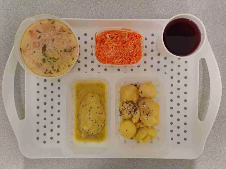 Obiad: dieta podstawowa

kompot owocowy b/c 250 ml, zupa jarzynowa z ryżem 400ml (seler, mleko), zrazik wieprzowy mielony pieczony 80 g (jaja, gluten), sos musztardowy 50 ml (gluten, mleko), ziemniaki gotowane z koperkiem 200 g, surówka z marchwi, selera i jabłka z jogurtem 150 g (seler, mleko)