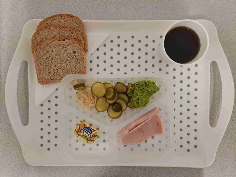 Śniadanie: dieta z ograniczeniem łatwoprzyswajalnych węglowodanów

herbata czarna b/c -250ml, chleb graham - 100g (gluten, sezam), margaryna 60% tł -10g, pasta z zielonego groszku z bazylią 40 g, wędlina z indyka 40 g (soja), kiełki fasoli mung 10 g, ogórek konserwowy 80 g