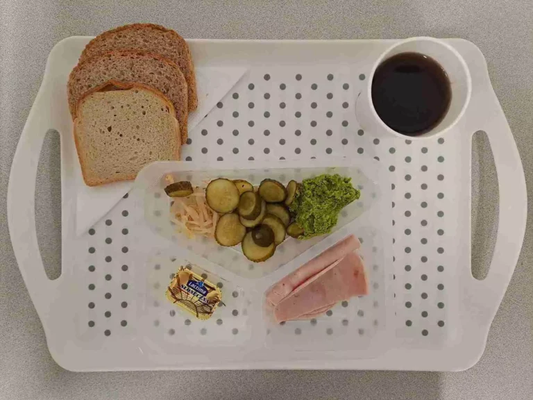 Śniadanie: dieta podstawowa

herbata czarna b/c -250ml, chleb graham-70g (gluten, sezam), chleb pszenny – 30g (gluten), margaryna 60% tł -10g, pasta z zielonego groszku z bazylią 40 g, wędlina z indyka 40 g (soja), kiełki fasoli mung 10 g, ogórek konserwowy 80 g