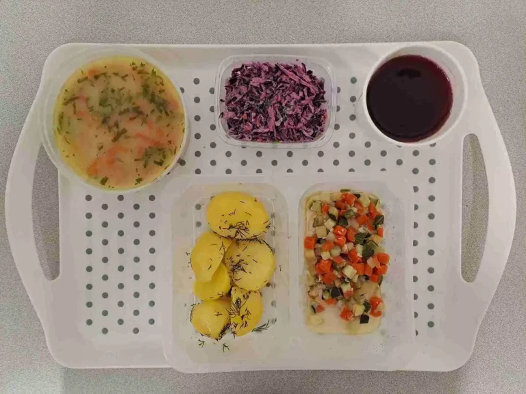 Obiad: dieta z ograniczeniem łatwoprzyswajalnych węglowodanów 

kompot owocowy b/c 250ml, krupnik jęczmienny z warzywami 400 ml (gluten, mleko), łosoś na parze z warzywami (włoszczyzna kostka, cukinia) 100 g (ryba, seler), ziemniaki gotowane z koperkiem 200 g, surówka z kapusty czerwonej 150 g (mleko)