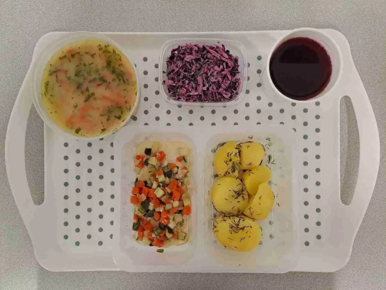 Obiad: dieta podstawowa

kompot owocowy b/c 250ml, krupnik jęczmienny z warzywami 400 ml (gluten, mleko), łosoś na parze z warzywami (włoszczyzna kostka, cukinia) 100 g (ryba, seler), ziemniaki gotowane z koperkiem 200 g, surówka z kapusty czerwonej 150 g (mleko)