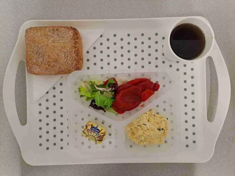 Śniadanie: dieta z ograniczeniem łatwoprzyswajalnych węglowodanów

herbata czarna b/c -250ml, bułka graham-100g (gluten), margaryna 60% tł -10g, pasta z jaj z szczypiorkiem 80 g (jaja, mleko), mix sałat 20 g, papryka konserwowa 80g