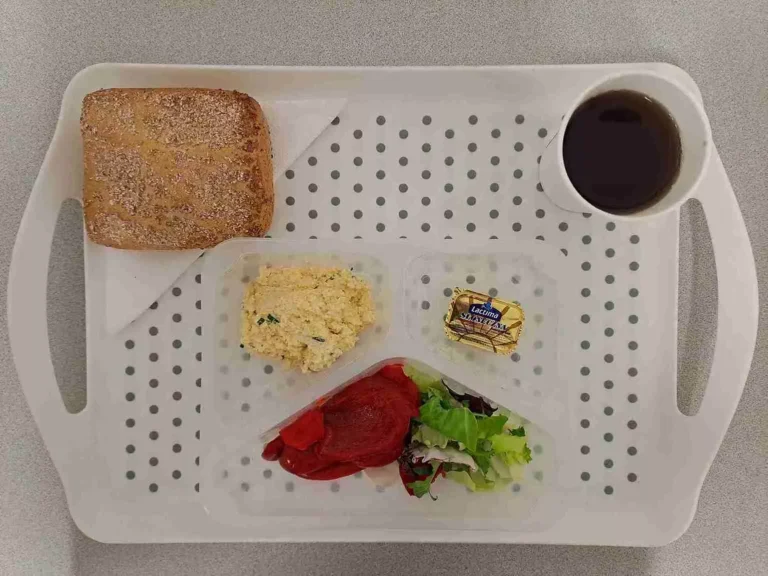 Śniadanie: dieta podstawowa

herbata czarna b/c -250ml, bułka graham-100g (gluten), margaryna 60% tł -10g, pasta z jaj z szczypiorkiem 80 g (jaja, mleko), mix sałat 20 g, papryka konserwowa 80g